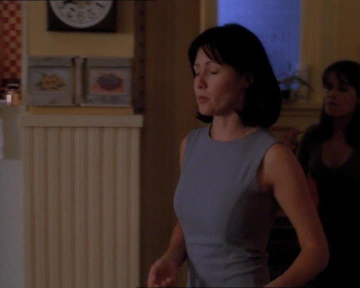 Charmed-Online_dot_net-1x01SomethingWiccaThisWayComes0398.jpg Charmed-Online_dot_net-1x01SomethingWiccaThisWayComes0398.jpg