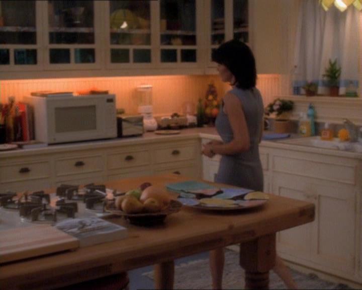 Charmed-Online_dot_net-1x01SomethingWiccaThisWayComes0401.jpg