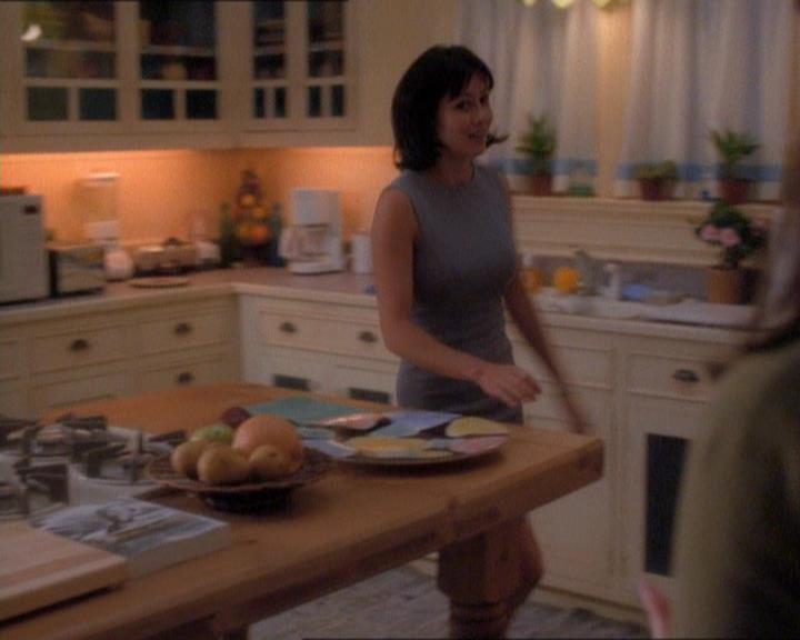 Charmed-Online_dot_net-1x01SomethingWiccaThisWayComes0414.jpg Charmed-Online_dot_net-1x01SomethingWiccaThisWayComes0414.jpg