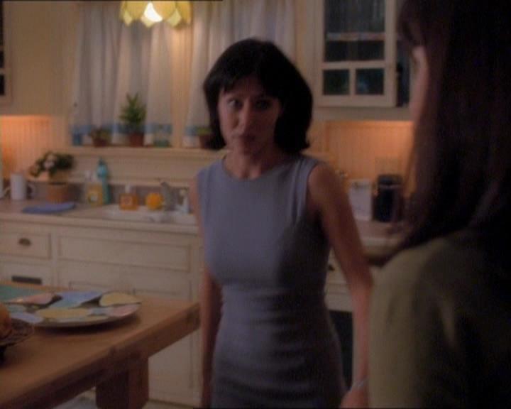Charmed-Online_dot_net-1x01SomethingWiccaThisWayComes0415.jpg