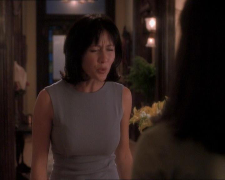 Charmed-Online_dot_net-1x01SomethingWiccaThisWayComes0432.jpg