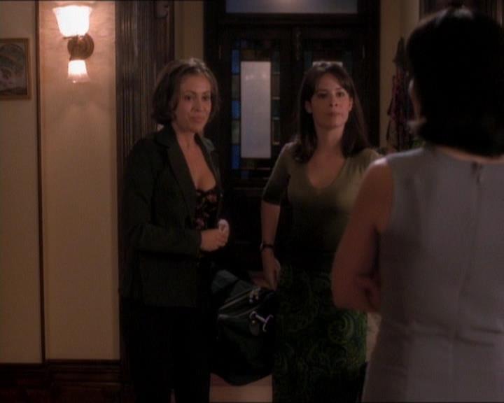 Charmed-Online_dot_net-1x01SomethingWiccaThisWayComes0456.jpg Charmed-Online_dot_net-1x01SomethingWiccaThisWayComes0456.jpg