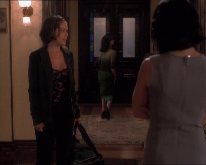 Charmed-Online_dot_net-1x01SomethingWiccaThisWayComes0464.jpg