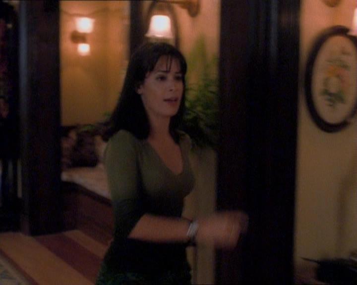 Charmed-Online_dot_net-1x01SomethingWiccaThisWayComes0513.jpg