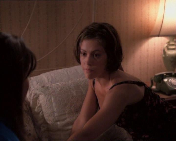 Charmed-Online_dot_net-1x01SomethingWiccaThisWayComes0547.jpg