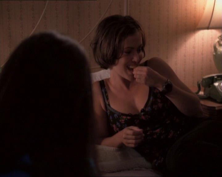 Charmed-Online_dot_net-1x01SomethingWiccaThisWayComes0573.jpg
