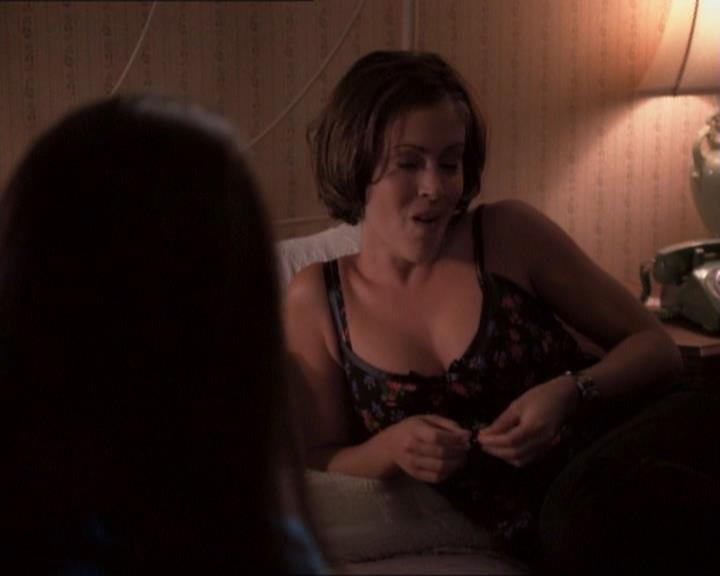 Charmed-Online_dot_net-1x01SomethingWiccaThisWayComes0574.jpg