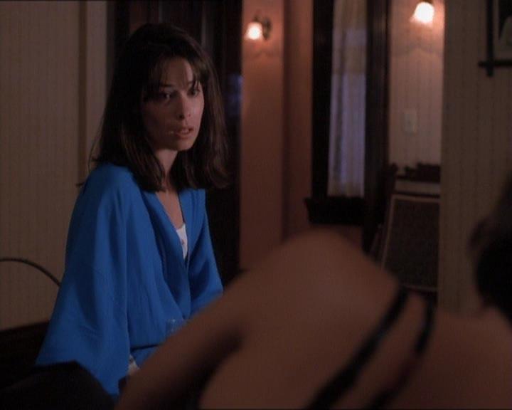 Charmed-Online_dot_net-1x01SomethingWiccaThisWayComes0577.jpg