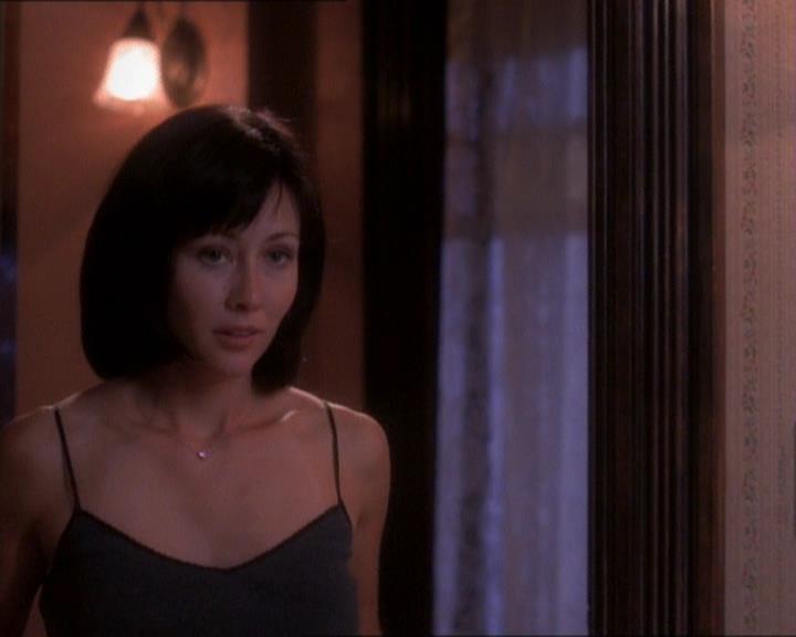 Charmed-Online_dot_net-1x01SomethingWiccaThisWayComes0584.jpg