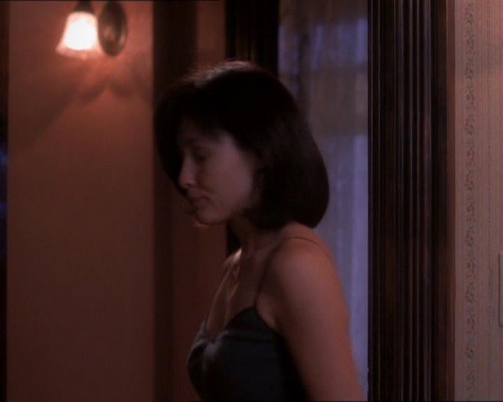Charmed-Online_dot_net-1x01SomethingWiccaThisWayComes0589.jpg