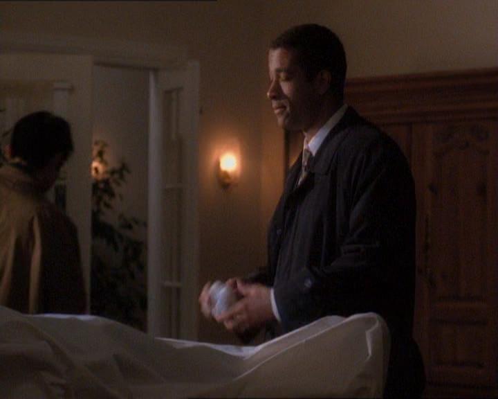 Charmed-Online_dot_net-1x01SomethingWiccaThisWayComes0612.jpg