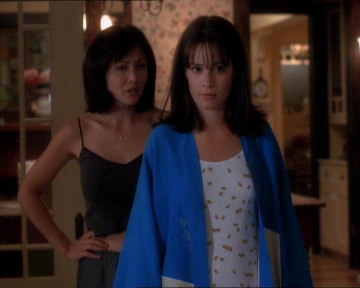 Charmed-Online_dot_net-1x01SomethingWiccaThisWayComes0720.jpg Charmed-Online_dot_net-1x01SomethingWiccaThisWayComes0720.jpg