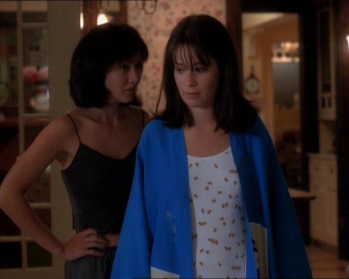 Charmed-Online_dot_net-1x01SomethingWiccaThisWayComes0727.jpg