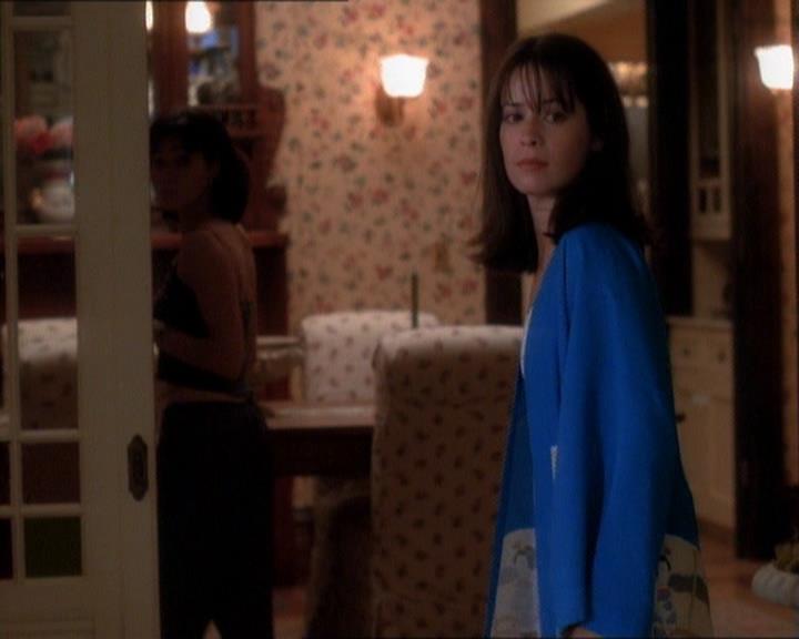 Charmed-Online_dot_net-1x01SomethingWiccaThisWayComes0731.jpg Charmed-Online_dot_net-1x01SomethingWiccaThisWayComes0731.jpg