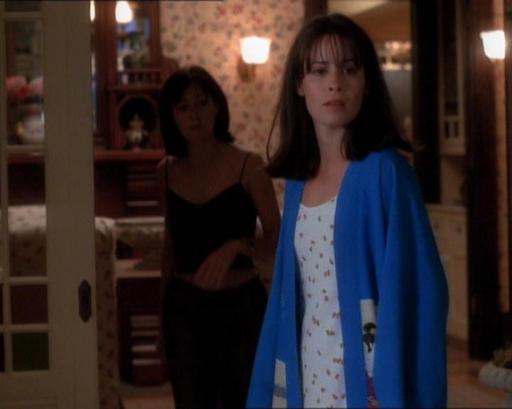 Charmed-Online_dot_net-1x01SomethingWiccaThisWayComes0732.jpg