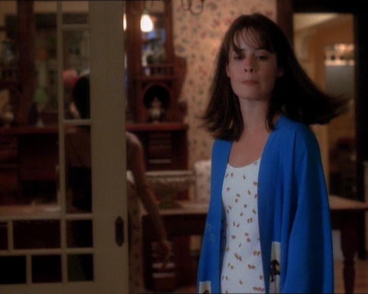 Charmed-Online_dot_net-1x01SomethingWiccaThisWayComes0741.jpg