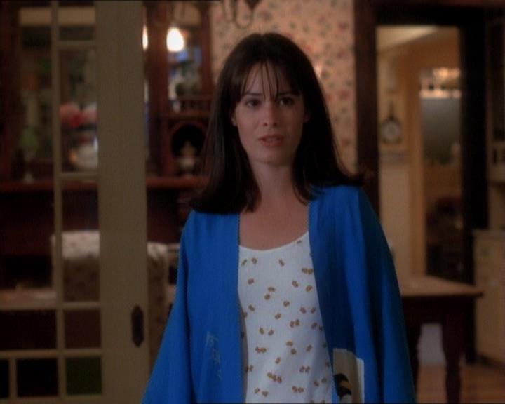 Charmed-Online_dot_net-1x01SomethingWiccaThisWayComes0745.jpg