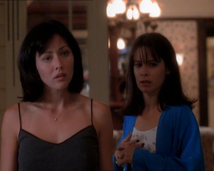 Charmed-Online_dot_net-1x01SomethingWiccaThisWayComes0754.jpg