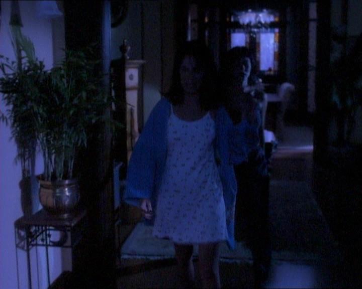 Charmed-Online_dot_net-1x01SomethingWiccaThisWayComes0769.jpg