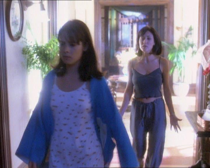 Charmed-Online_dot_net-1x01SomethingWiccaThisWayComes0770.jpg Charmed-Online_dot_net-1x01SomethingWiccaThisWayComes0770.jpg
