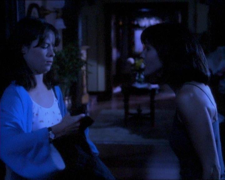 Charmed-Online_dot_net-1x01SomethingWiccaThisWayComes0772.jpg Charmed-Online_dot_net-1x01SomethingWiccaThisWayComes0772.jpg