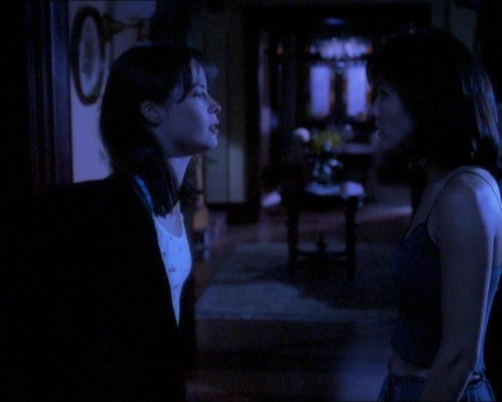 Charmed-Online_dot_net-1x01SomethingWiccaThisWayComes0775.jpg