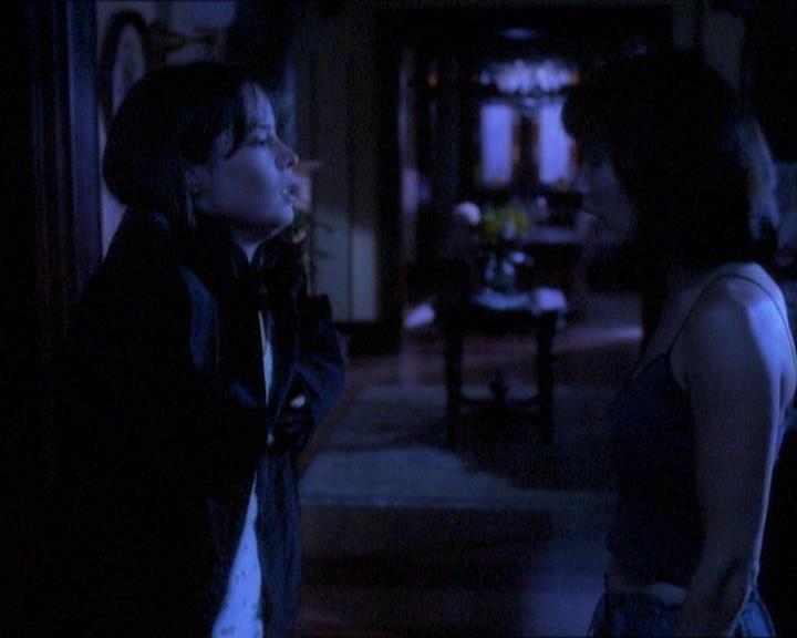 Charmed-Online_dot_net-1x01SomethingWiccaThisWayComes0776.jpg