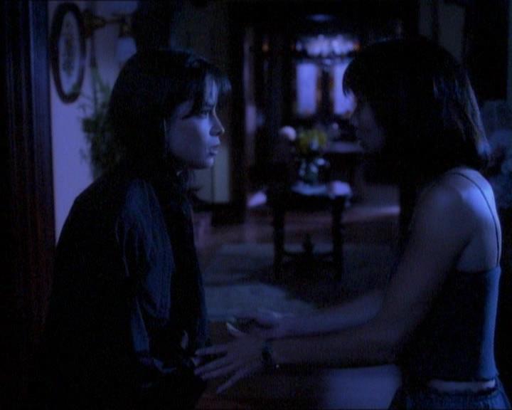 Charmed-Online_dot_net-1x01SomethingWiccaThisWayComes0780.jpg