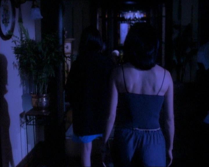 Charmed-Online_dot_net-1x01SomethingWiccaThisWayComes0786.jpg