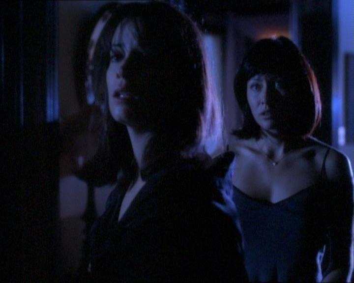Charmed-Online_dot_net-1x01SomethingWiccaThisWayComes0799.jpg Charmed-Online_dot_net-1x01SomethingWiccaThisWayComes0799.jpg