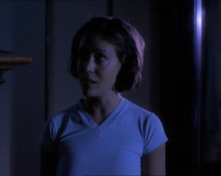 Charmed-Online_dot_net-1x01SomethingWiccaThisWayComes0802.jpg Charmed-Online_dot_net-1x01SomethingWiccaThisWayComes0802.jpg