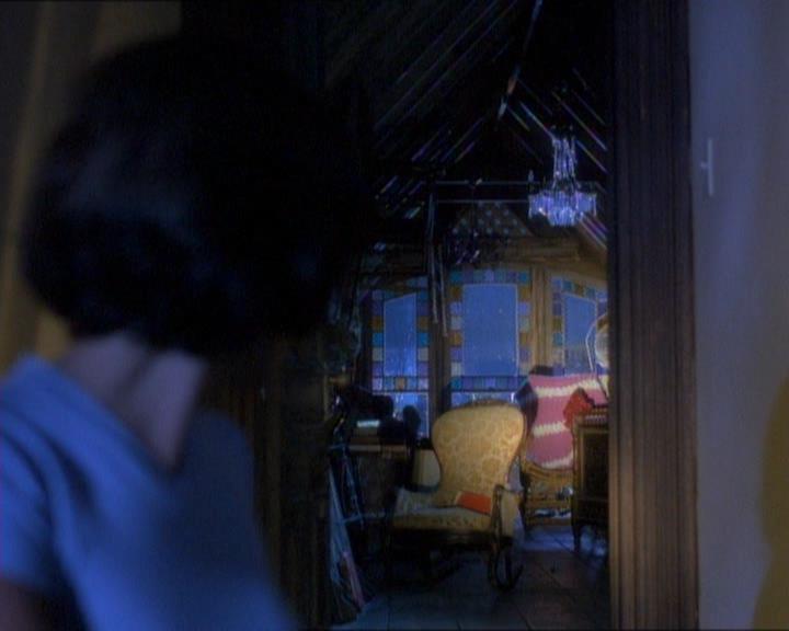 Charmed-Online_dot_net-1x01SomethingWiccaThisWayComes0837.jpg