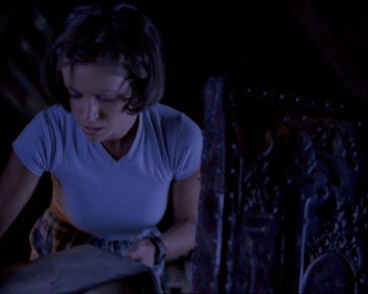 Charmed-Online_dot_net-1x01SomethingWiccaThisWayComes0887.jpg
