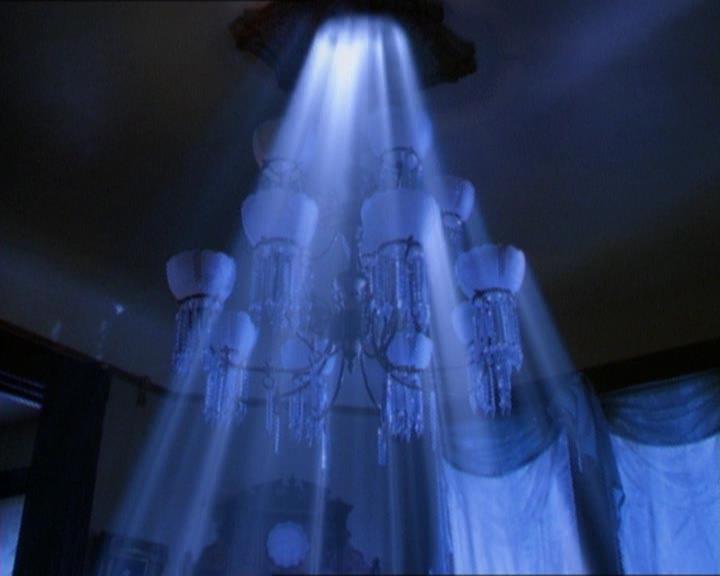 Charmed-Online_dot_net-1x01SomethingWiccaThisWayComes0935.jpg