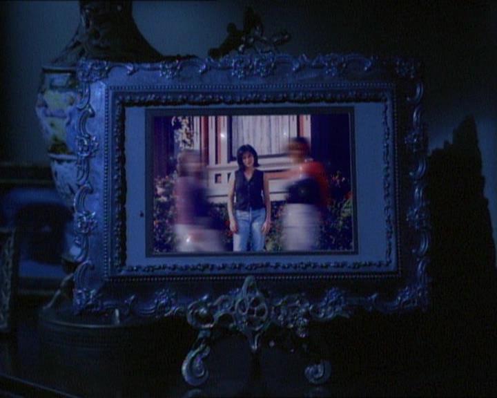 Charmed-Online_dot_net-1x01SomethingWiccaThisWayComes0944.jpg