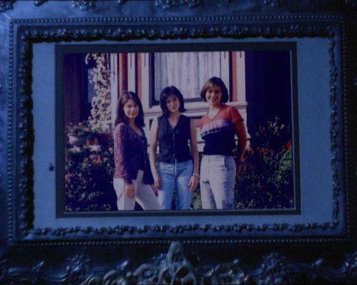 Charmed-Online_dot_net-1x01SomethingWiccaThisWayComes0949.jpg