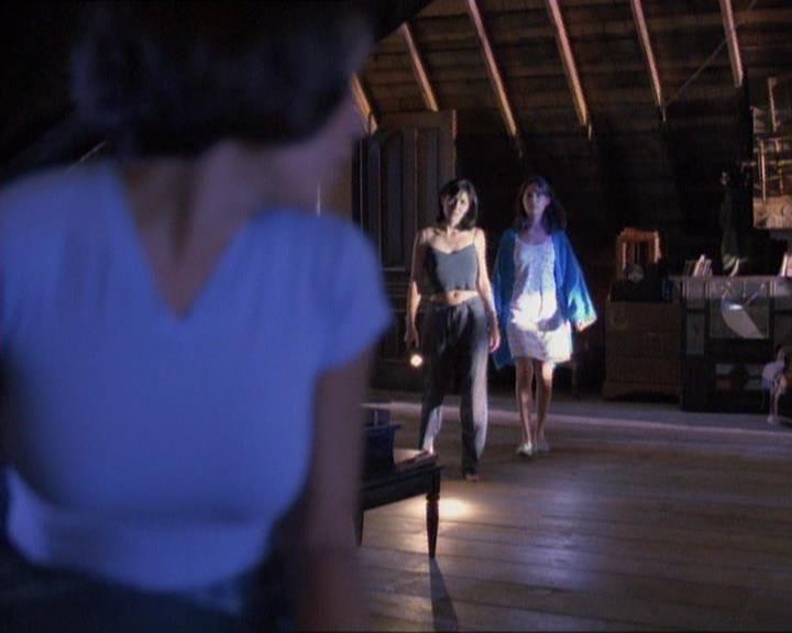 Charmed-Online_dot_net-1x01SomethingWiccaThisWayComes0953.jpg