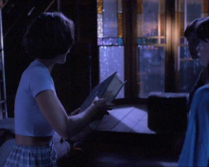 Charmed-Online_dot_net-1x01SomethingWiccaThisWayComes0958.jpg
