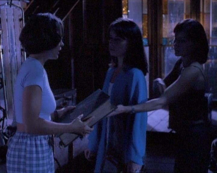 Charmed-Online_dot_net-1x01SomethingWiccaThisWayComes0959.jpg Charmed-Online_dot_net-1x01SomethingWiccaThisWayComes0959.jpg