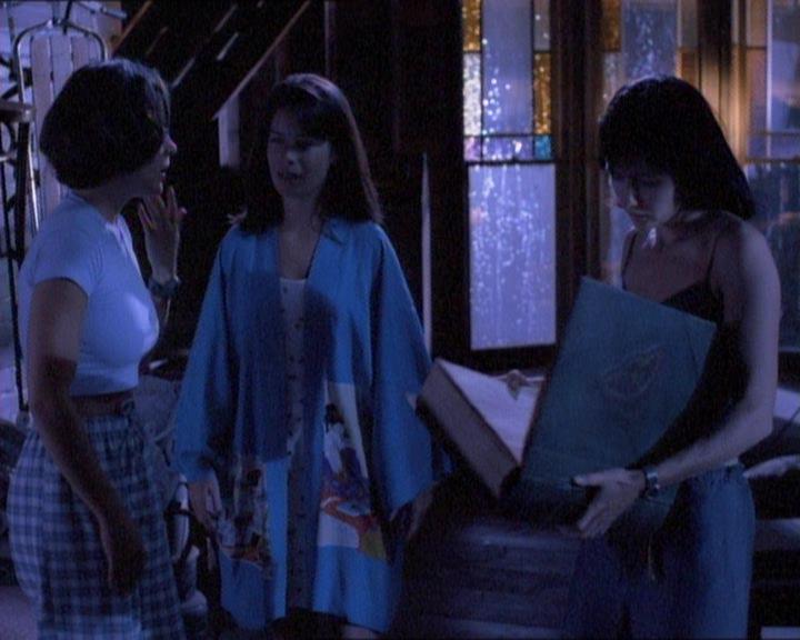 Charmed-Online_dot_net-1x01SomethingWiccaThisWayComes0964.jpg