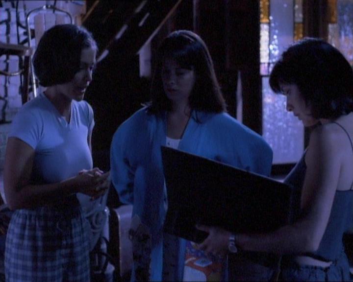 Charmed-Online_dot_net-1x01SomethingWiccaThisWayComes0969.jpg