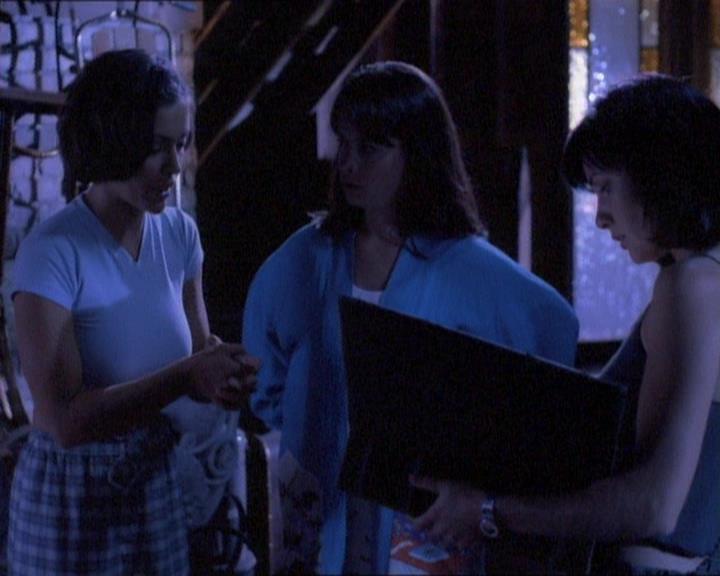 Charmed-Online_dot_net-1x01SomethingWiccaThisWayComes0970.jpg