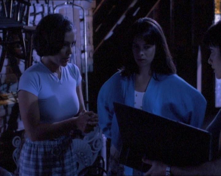 Charmed-Online_dot_net-1x01SomethingWiccaThisWayComes0973.jpg