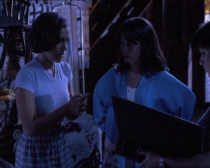 Charmed-Online_dot_net-1x01SomethingWiccaThisWayComes0975.jpg