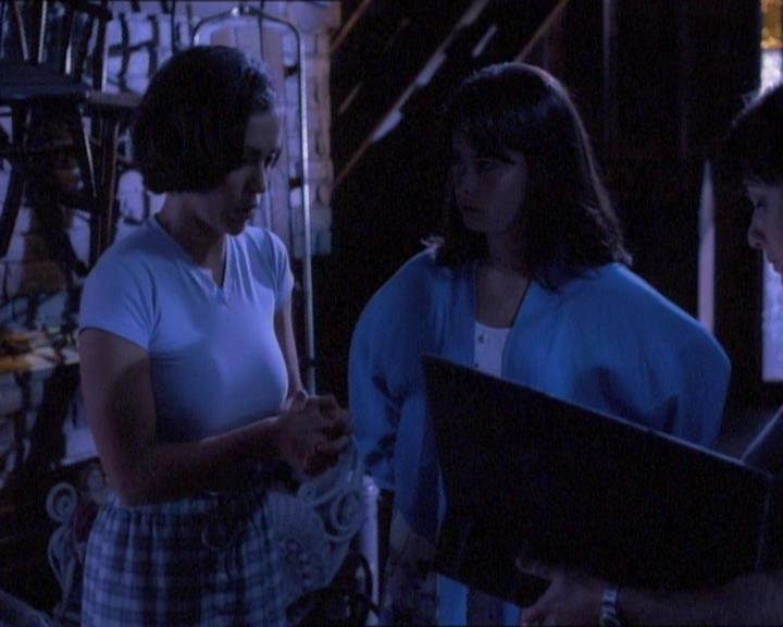 Charmed-Online_dot_net-1x01SomethingWiccaThisWayComes0976.jpg