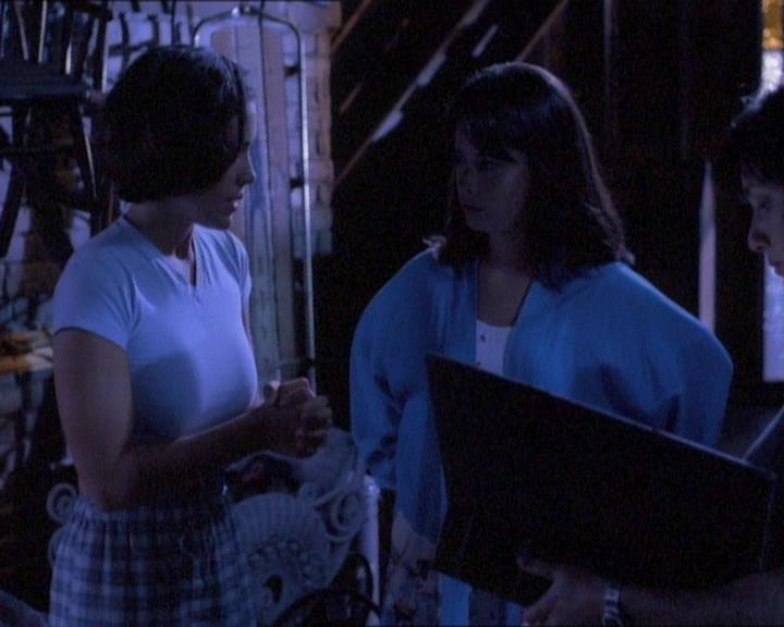 Charmed-Online_dot_net-1x01SomethingWiccaThisWayComes0977.jpg
