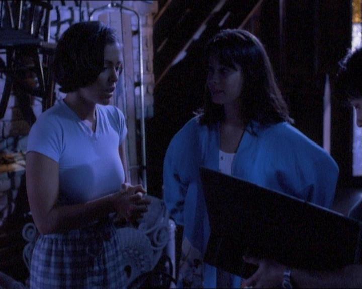 Charmed-Online_dot_net-1x01SomethingWiccaThisWayComes0980.jpg