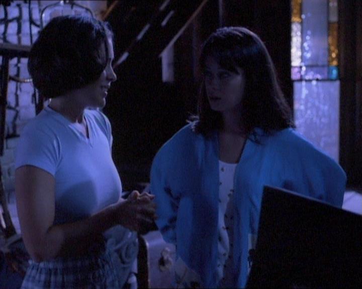 Charmed-Online_dot_net-1x01SomethingWiccaThisWayComes0982.jpg