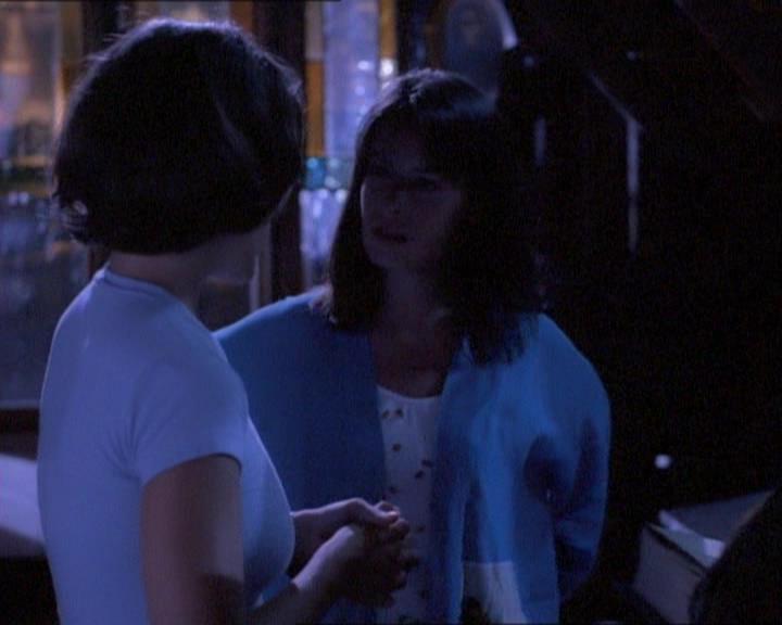 Charmed-Online_dot_net-1x01SomethingWiccaThisWayComes0986.jpg