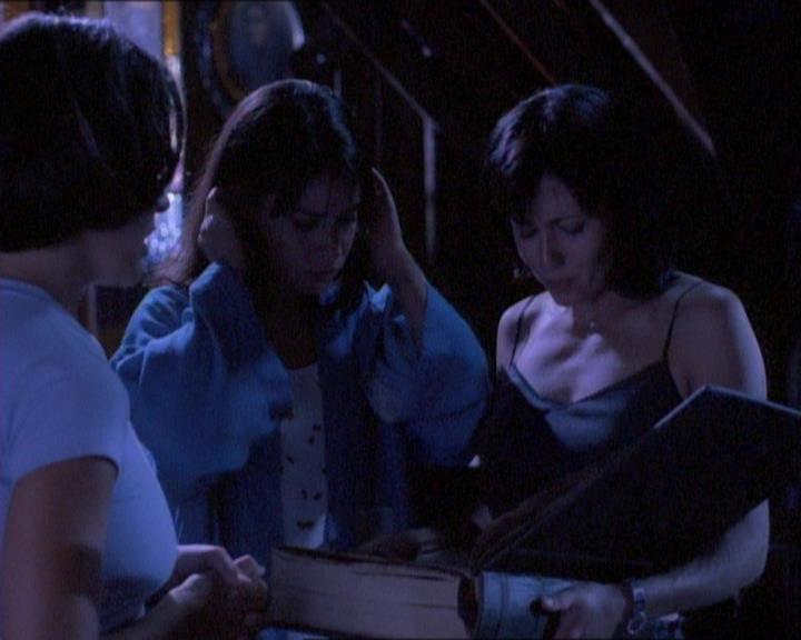 Charmed-Online_dot_net-1x01SomethingWiccaThisWayComes0988.jpg Charmed-Online_dot_net-1x01SomethingWiccaThisWayComes0988.jpg